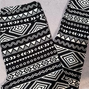 Black and White Geometric Patterned Leggings